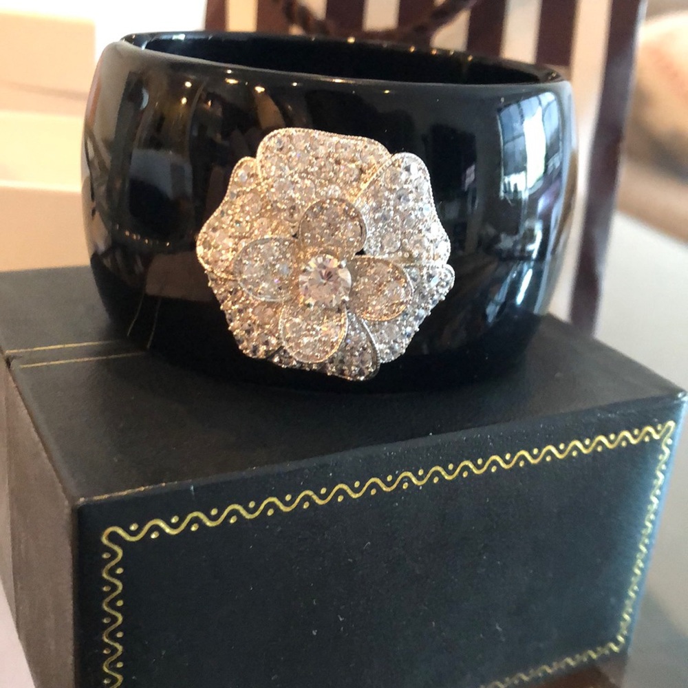 Cuff bracelet with diamond flower
